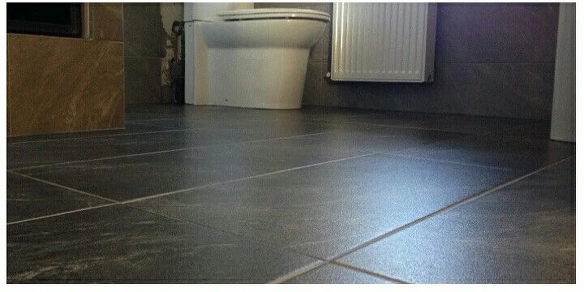 Depois — piso de banheiro limpo e brilhante, Dublin